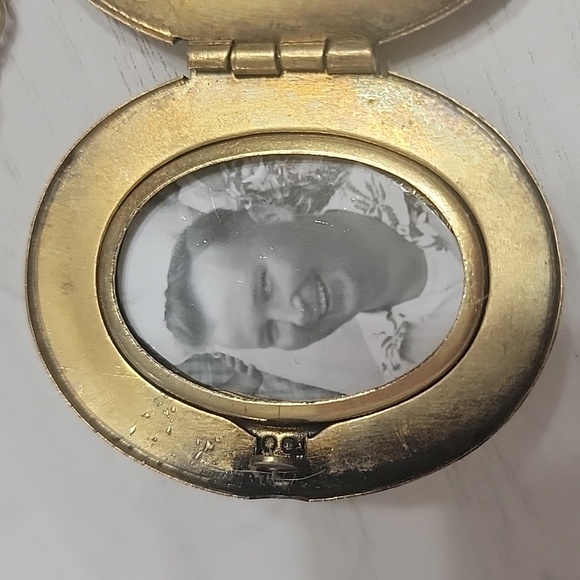 Vintage Locket Gold Tone Jade Glass Pendant On Rope Necklace - Picture 10 of 15